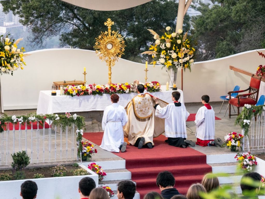 A los pies de la Virgen, adoremos a Cristo Rey